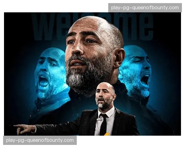 场边一幕：卡利亚里主帅因对一次本方转换进攻被吹越位表示抗议吃到黄牌